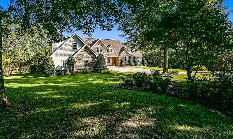 Ocala estate homes nestle among verdant pastures and rolling hilld.