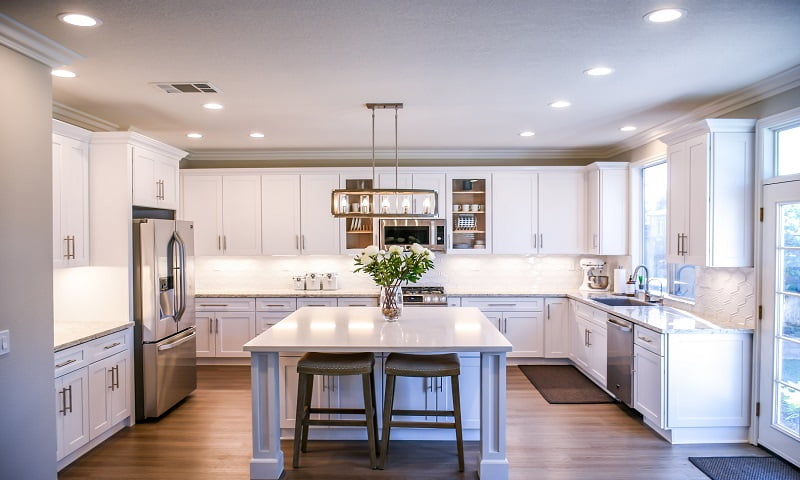 This white kitchen is an example of the amazing designs and technology are features in this Ocala adult community.